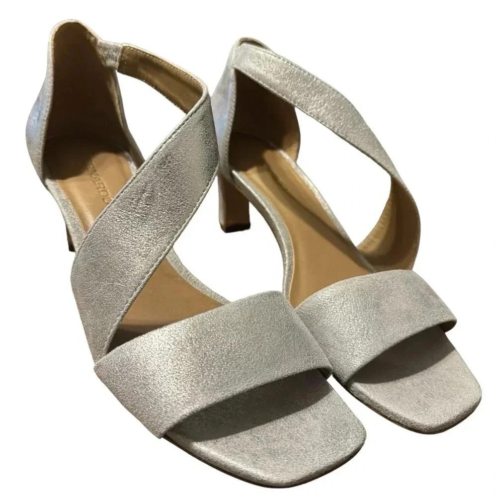 👠 Bernardo Silver Leather Asymmetrical Strap‎ Heels Women’s 9 Open Toe ✨ 👠